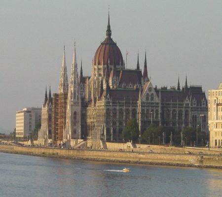 Budapest 2003 - das Parlament, schräg gegenüber liegt die weltberühmte Fischerbastei