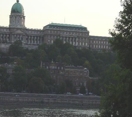 Budapest 2003 - die Burg im Abendlicht, beim genauen Hingucken kann man etwas spezielles auf dem PP im Zentrum des Bildes erkennen