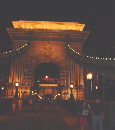 Budapest 2003 - die Kettenbrücke, wo sonst lärmiger Verkehr herrscht, als Fussgängerbrücke