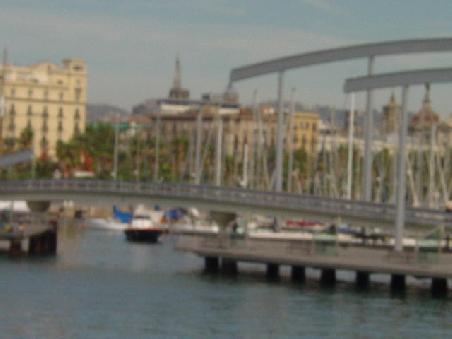 Barcelona 2003 - die Drehbrücke gibt die Einfahrt frei für die Boote
