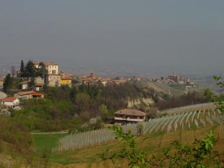2004 Piemont - Castello Perno mit phantastischem Weitblick, bei klarer Sicht bis hin zu den Alpen