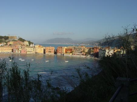 2004 Sestri Levante - eine Stadt mit gut 20'000 Einwohnern hat eine äusserst angenehme Atmosphäre. sie liegt auf einer Halbinsel zwischen zwei Buchten.
Östlich der Stadt verläuft die "Via aurelia" (alte römische Strasse) bis La Spezia