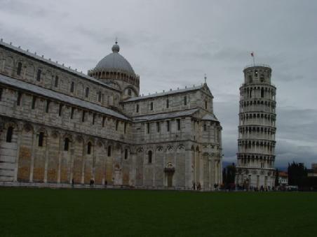 2004 Pisa - dank seinem "Wunderfeld" mit Schiefem Turm und Dom ist Pisa eine der Hauptattraktionen der Toskana