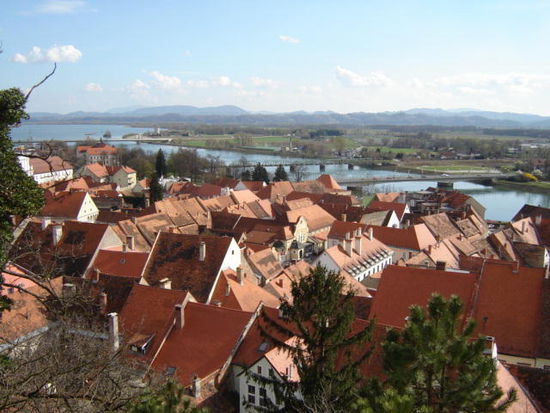 2008 - Ptuj; Blick über die Dächer, im Hintergrund der Stausee