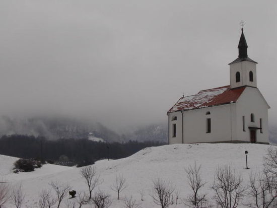 2008 - Ptujska Gora; Kirchlein im Schnee auf einem benachbarten Hügel