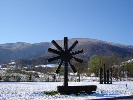 2008 - Kloster Mariabrunn; Holzskulpturen von verschiedenen Künstlern entworfen