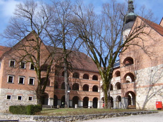2008 - Kloster Mariabrunn; im Klosterhof