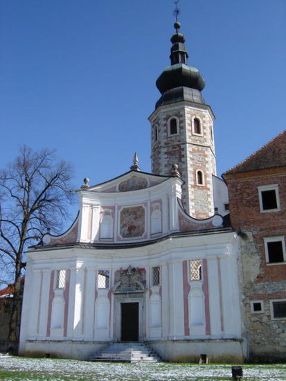 2008 - Kloster Mariabrunn; die Kirche vom Klostergarten gesehen