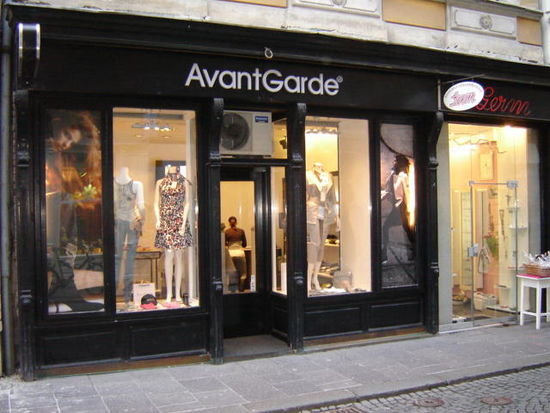 2008 - Ljubljana; .... mit reich ausstaffierten Schaufenstern