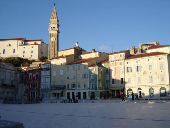 2008 - Piran; im Zentrum der Stadt, der Marmorboden für allerhand Veranstaltungen...