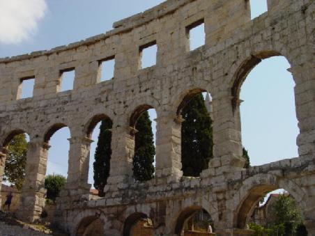 2004 Pula - im Innern des Kolosseums mit einem Durchmesser von 130 m war Platz für 26'000 Zuschauer. Es war neben dem Kolosseum in Rom eines der grössten Amphitheater des römischen Reiches.