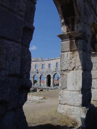 2004 Pula - in den Kellern kann man die damaligen Verhältnisse nachvollziehen (gruselig)