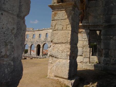 2004 Pula - die Wandelhallen der Senatoren