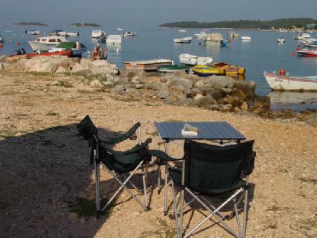 2004 Rovinj - topgelegener Stellplatz auf dem Camping!
Allerdings - während der Hochsaison möchte ich nicht unbedingt hier sein! Bei voller Belegung sind 7000 Gäste hier! Auch anfangs September waren es immerhin noch 2000. Bedingt durch die Grösse des Platzes merkte man dies jedoch kaum! Mit dem Fahrrad konnte man den Meeresbuchten entlang bis ins Zentrum von Rovinj fahren.