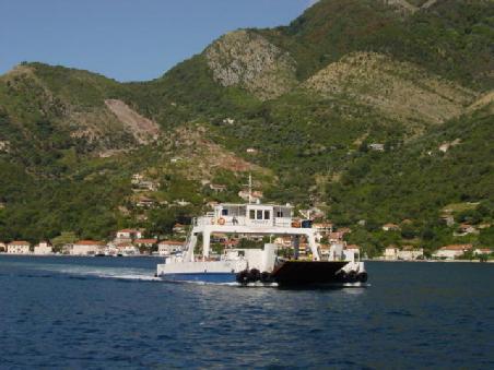 2004 Montenegro - ... und nahmen die Abkürzung mit der Fähre