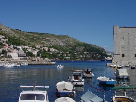 2004 Dubrovnik - hinter dem Gebäude rechts lässt sich's wunderbar baden!