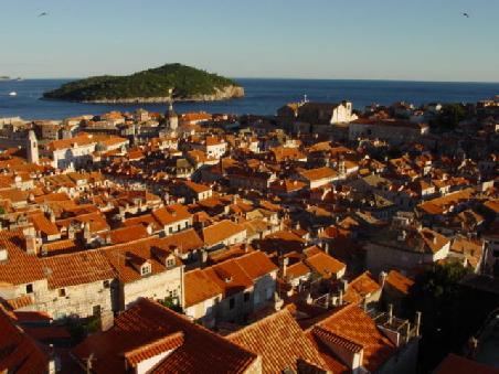 2004 Dubrovnik - über den Dächern der Stadt. Auffällig ist, dass viele Häuser neu überdacht sind. Da war doch mal was in jüngerer Zeit?