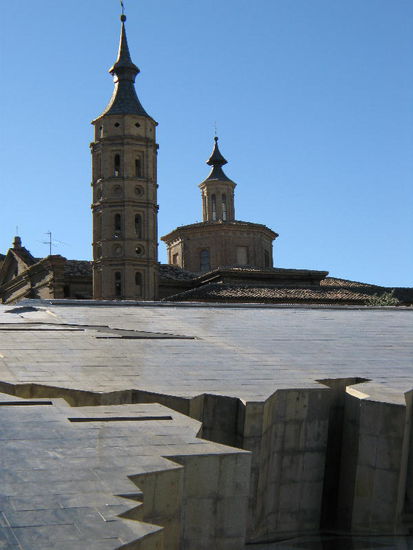 2008 - Zaragoza; auf der Plaza del Pilar, ein Brunnen in Gestalt Südamerikas, "Hispanidad" symbolisierend.