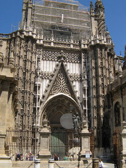 2008 - Sevilla; das Hauptportal mit der Originalwetterfahne