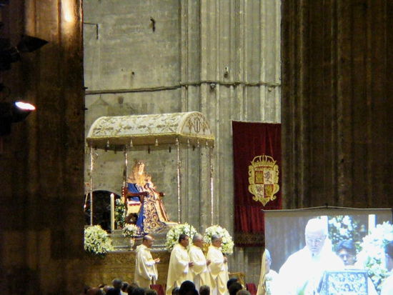 2008 - Sevilla; Messe in der Catedral; die Messe wird via Flachbildschirm in die Seitenschiffe übertragen