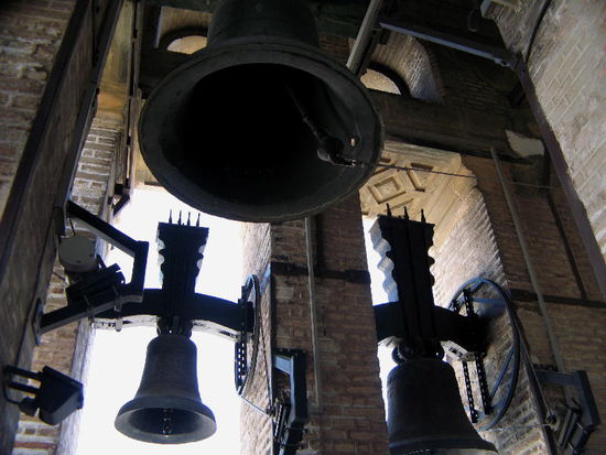 2008 - Glockenturm; ein Teil der 24 Glocken im Turm