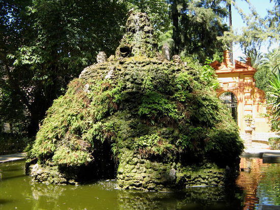 2008 - Alcazar; mit Farnen und Moosen bepflanzter Brunnen
