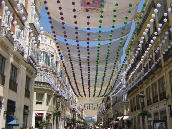 2008 - Malaga; es war nicht ganz einfach, das Stadtzentrum zu finden...
hier die Fussgängerzone mit schattenspendenden Tüchern überdacht