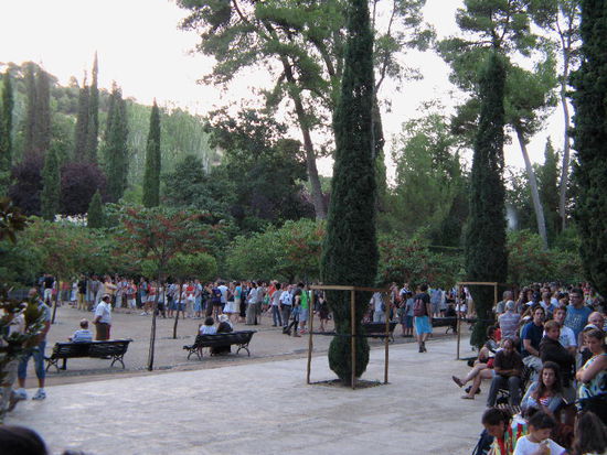 2008 - Granada; Menschenschlangen vor den Kassen der Alhambra