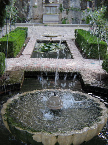 2008 - Generalife; Wasser in edler Kombination mit den Gehwegen und dem Grün...