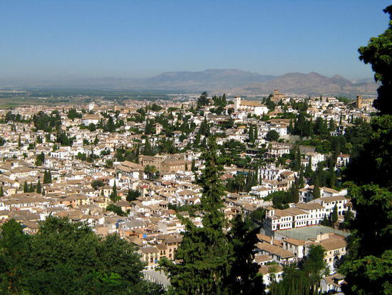 2008 - Generalife; die Stadt Granada, im Hintergrund die Berge
