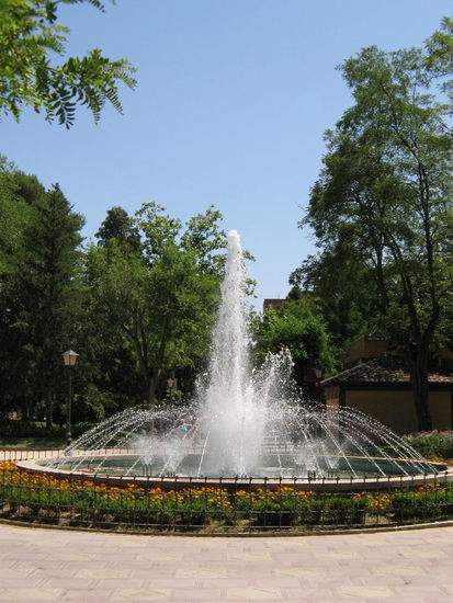 2008 - Guadalajara; schöner Spazierweg mit plätscherndem Brunnen