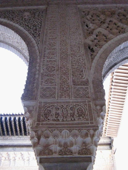 2008 - Alhambra; mit arabischen Ornamenten versehener Pfeiler