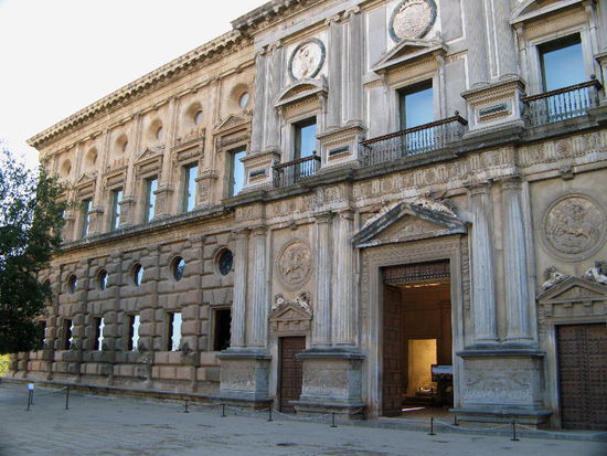 2008 - Alhambra; der Palast Karls V.; Er wurde nie fertiggestellt. finanziert wurde er durch eine Sondersteuer, den in der Stadt verblieben Mauren auferlegt...!