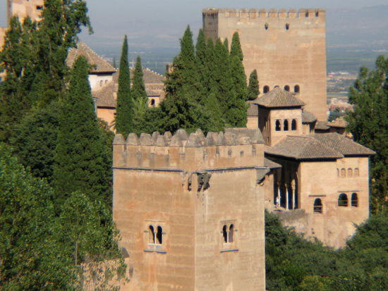 2008 - Alhambra; die Mauren nannten die von turmreichen Mauern umschlossene Burg nach der Farbe des Baumaterials - "Medinat al-hambra" - die rote Stadt!