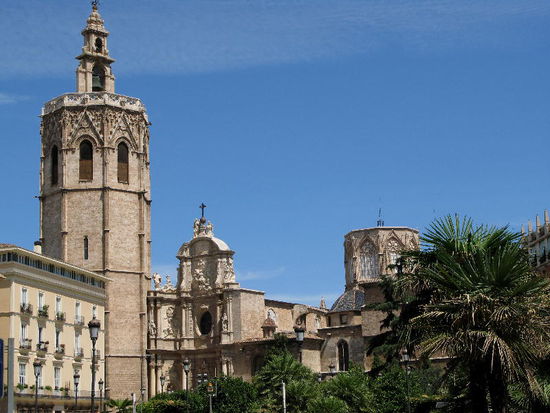 2008 - Valencia; die Plaza de la Reina mit Kathedrale und Torre del Miguelete