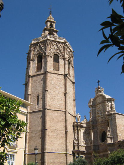 2008 - Valencia; 1252 - 1482 wurde an Stelle einer Moschee die Kathedrale errichtet.  Der unvollendet gebliebene Glockenturm misst 68m.