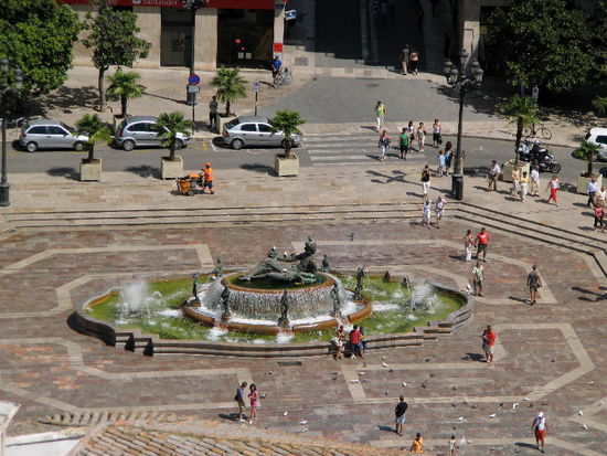 2008 - Valencia; schöner Platz mit Brunnen