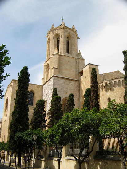 2008 - Tarragona; die Kathedrale aus einer Seitengasse betrachtet
