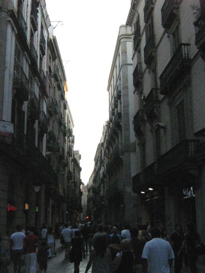 2008 - Barcelona; auch in den Seitengassen der Stadt - überall Menschen zu Hauf....