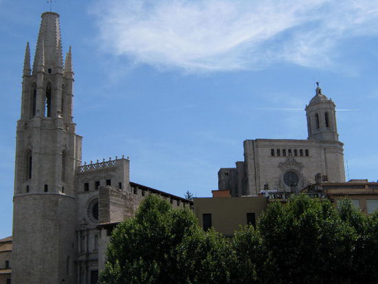 2008 - Gerona; San Felix und rechts die Kathedrale
