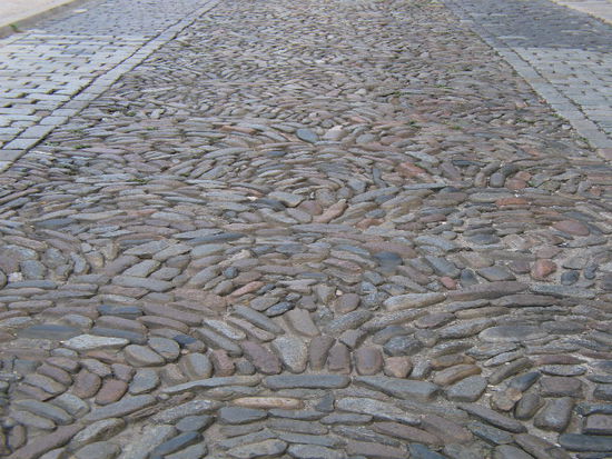 2008 - Gerona; gepflästerte Strasse