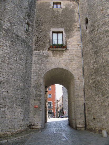 2008 - Gerona; Stadttor - "Portal de Sobreportes", von zwei mächtigen Türmen flankiert