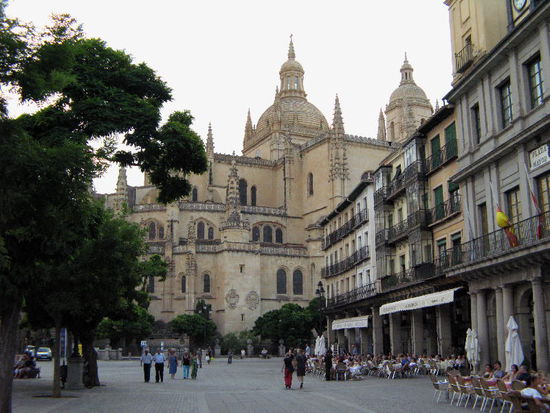 2008 - Segovia; lebhafter Mittelpunkt der Stadt ist die Plaza Mayor