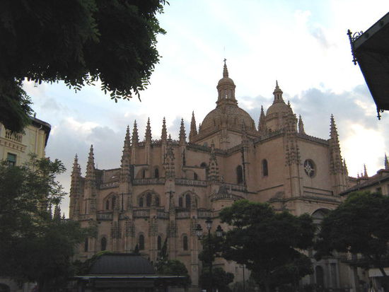 2008 - Segovia; auf dem höchsten Punkt der Altstadt erhebt sich die spätgotische Basilika (1525 - 1593 erbaut)
