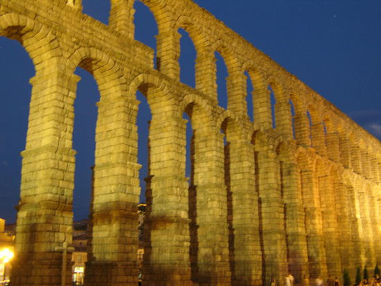 2008 - Segovia; der Aquädukt, die Bögen sind ohne Mörtel und Klammern gebaut
