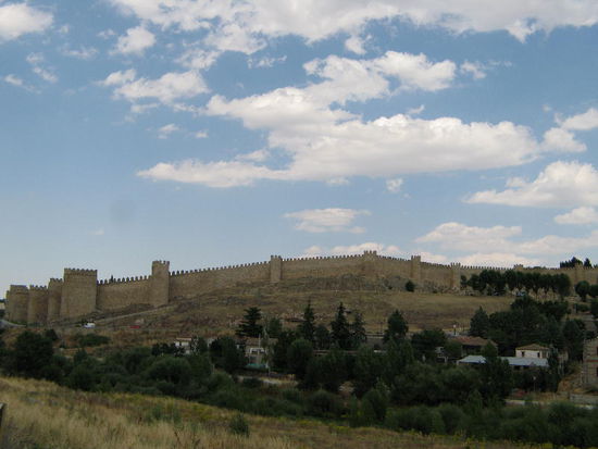 2008 - Avila; die mit Zinnen bestückte Stadtmauer
