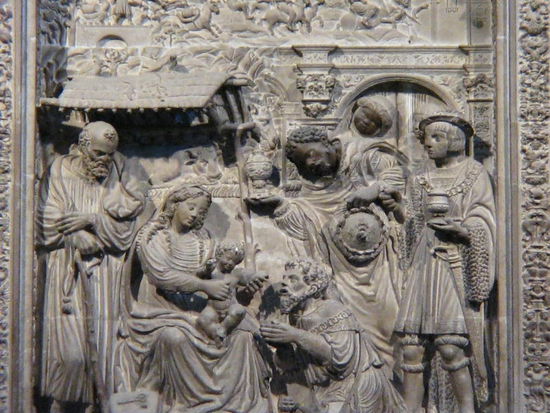 2008 - Avila; reiche Reliefs im Inneren des Doms; mit Nachdruck wurde ich auf das Fotografierverbot aufmerksam gemacht. Das fantastische Chorgestühl aus dem Jahre 1544 wäre ein Bild wert gewesen.