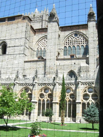 2008 - Avila; Blick in den Garten und auf den Kreuzgang aus dem 14. JH.