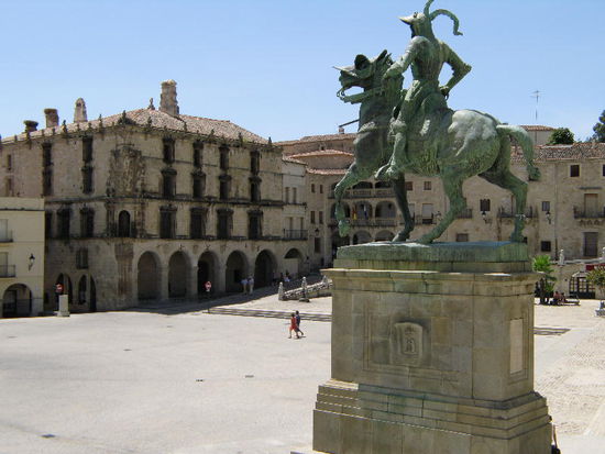 2008 - Trujillo; im Hintergrund links der "Palacio de los Marqueses de la Conquista", den sich Hernan Pizarro, der Bruder und zugleich Schwiegersohn von Francisco errichten liess!