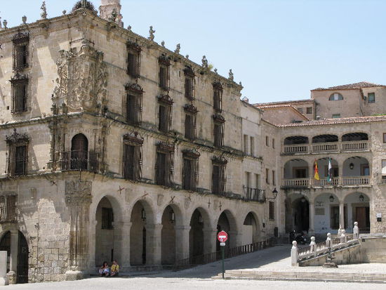 2008 - Trujillo; 12 - die Monate symbolisierende Figuren zieren den Dachsims